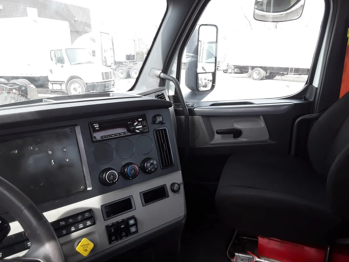 2018 Freightliner Cascadia - image 8