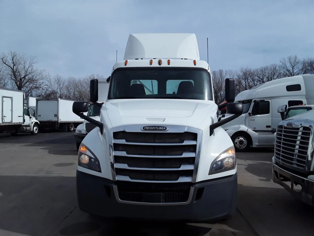 2018 Freightliner Cascadia - image 2