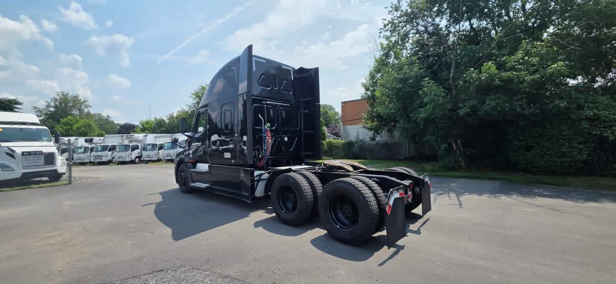2023 Freightliner Cascadia in Bensalem, PA — photo 6