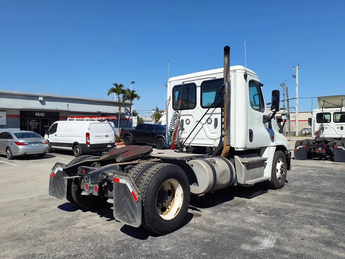 2019 Freightliner Cascadia in Miami, FL — photo 4