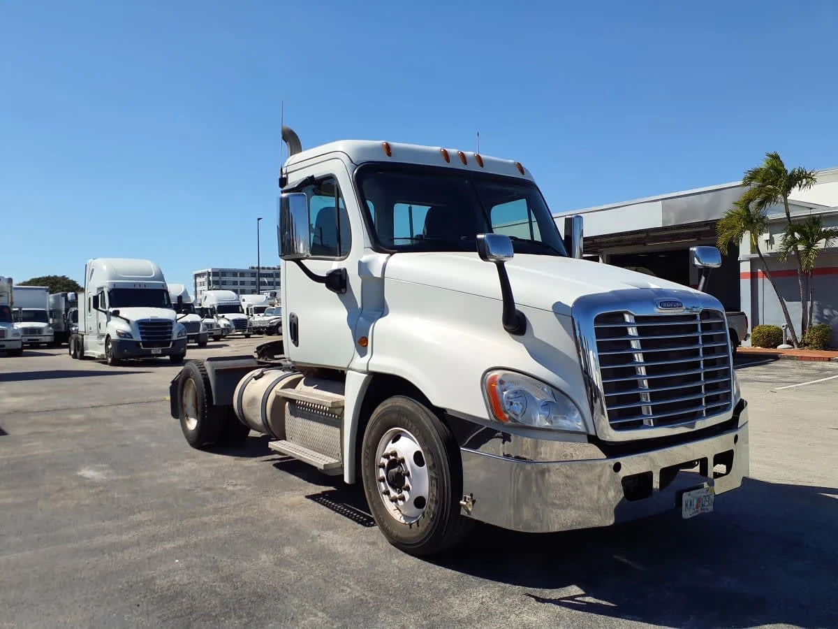 2019 Freightliner Cascadia in Miami, FL — photo 3