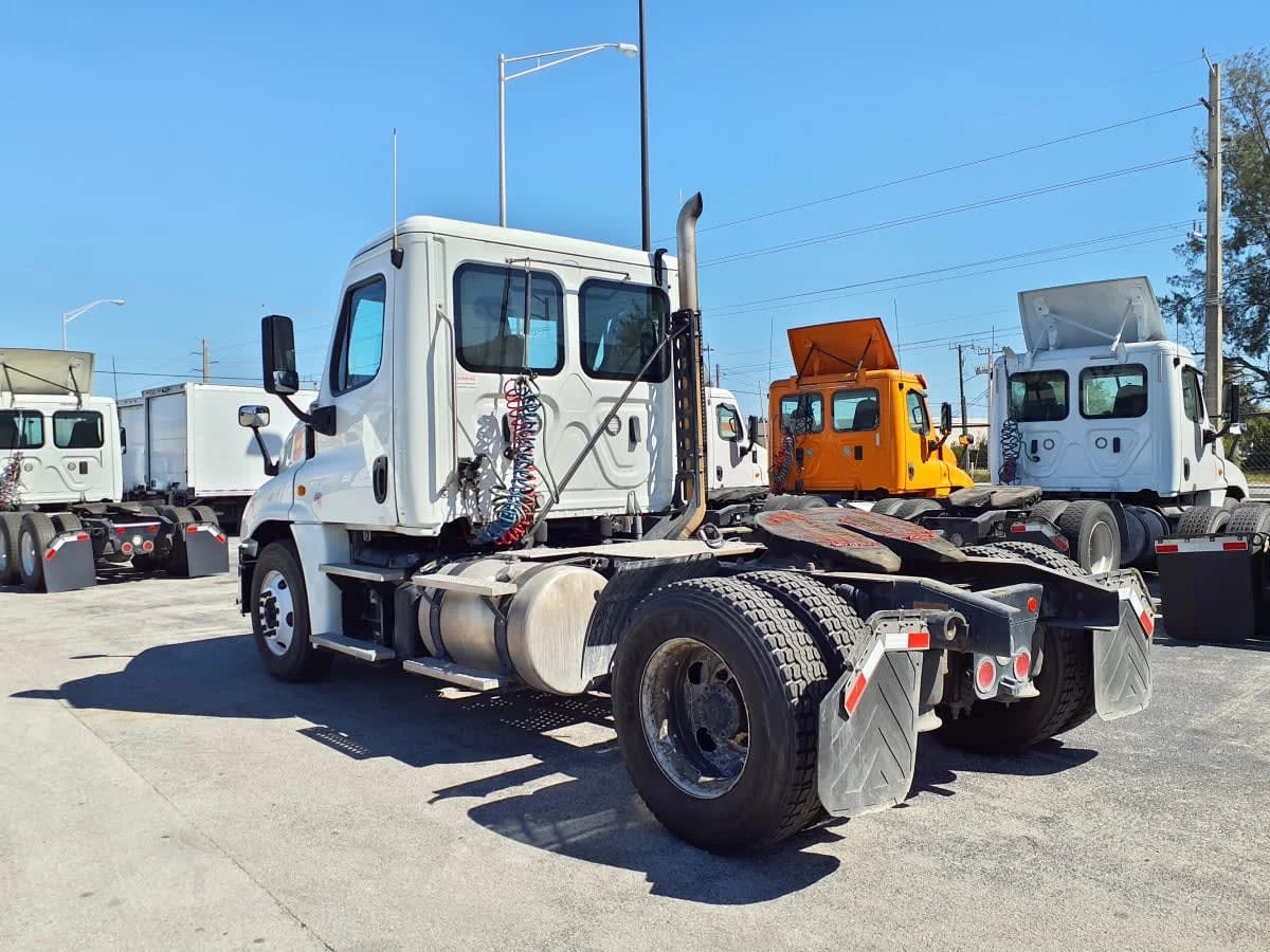 2019 Freightliner Cascadia in Miami, FL — photo 6