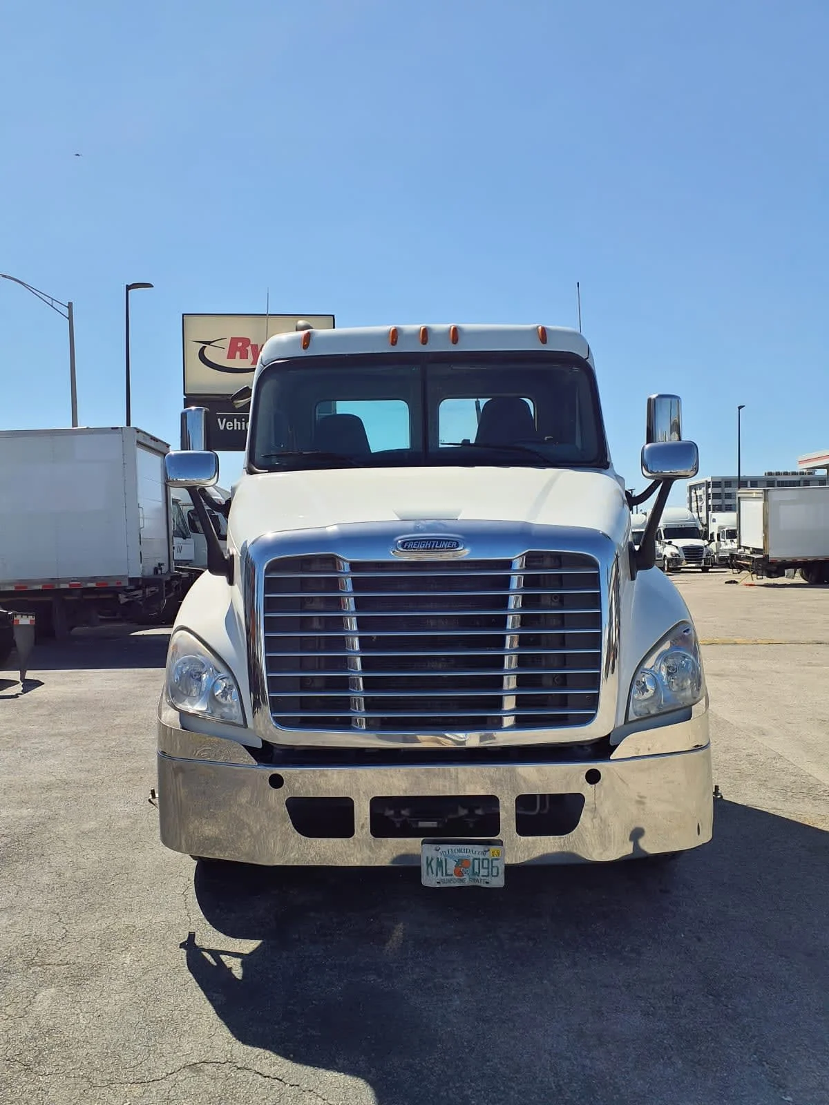 2019 Freightliner Cascadia in Miami, FL — photo 2
