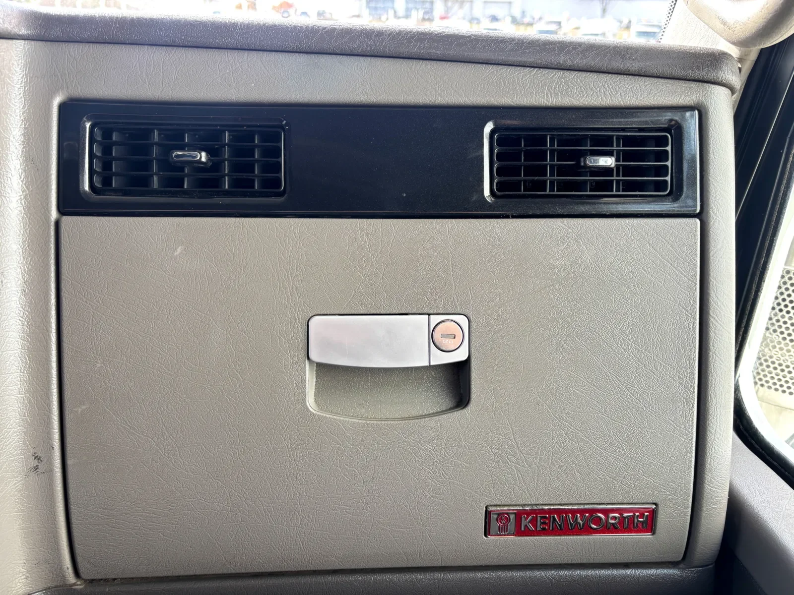 2020 Kenworth T800 - image 19