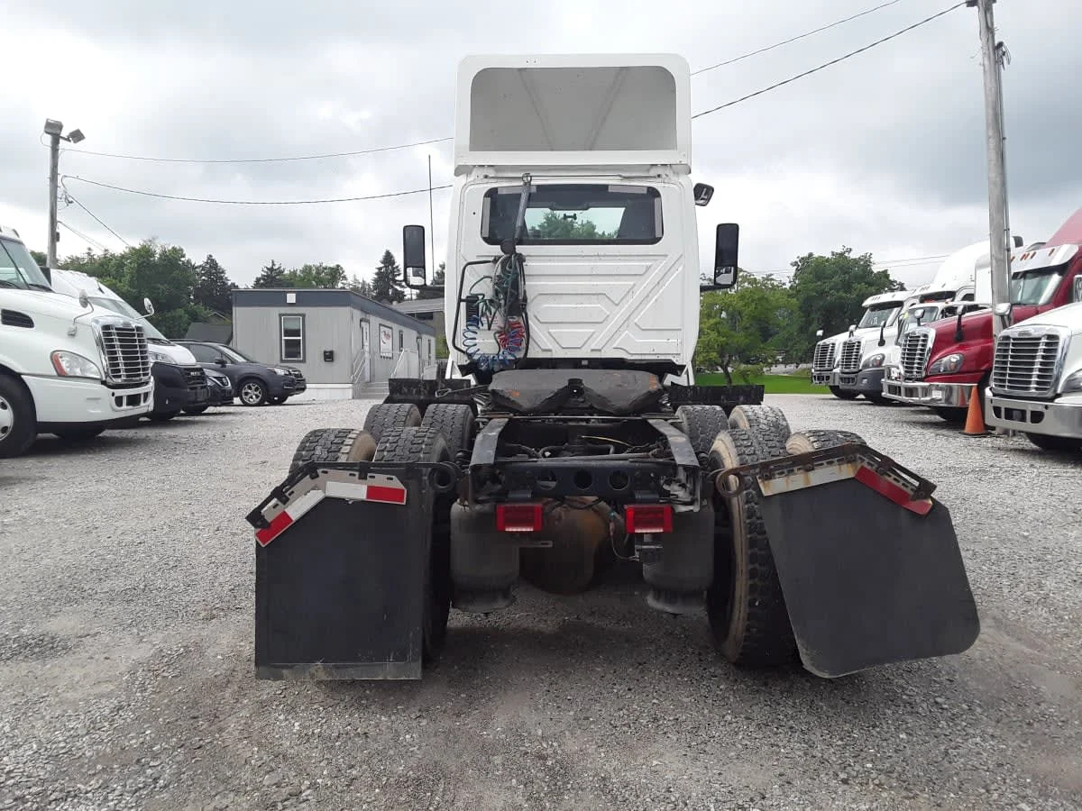 2019 International LT - image 5