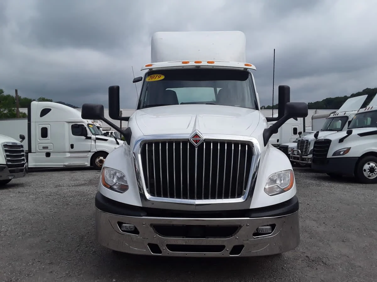 2019 International LT - image 2