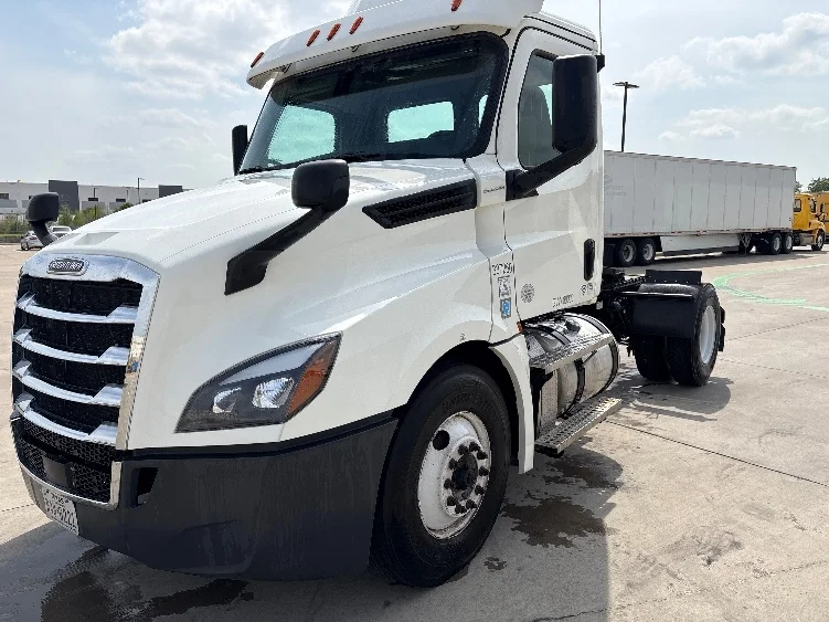 2020 Freightliner Cascadia - image 3