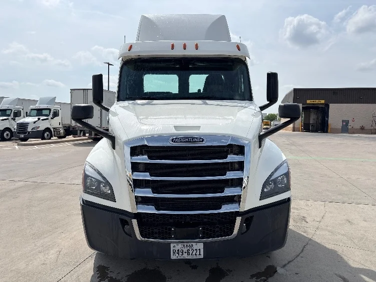 2020 Freightliner Cascadia - image 2