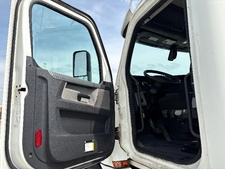 2020 Freightliner Cascadia - image 9