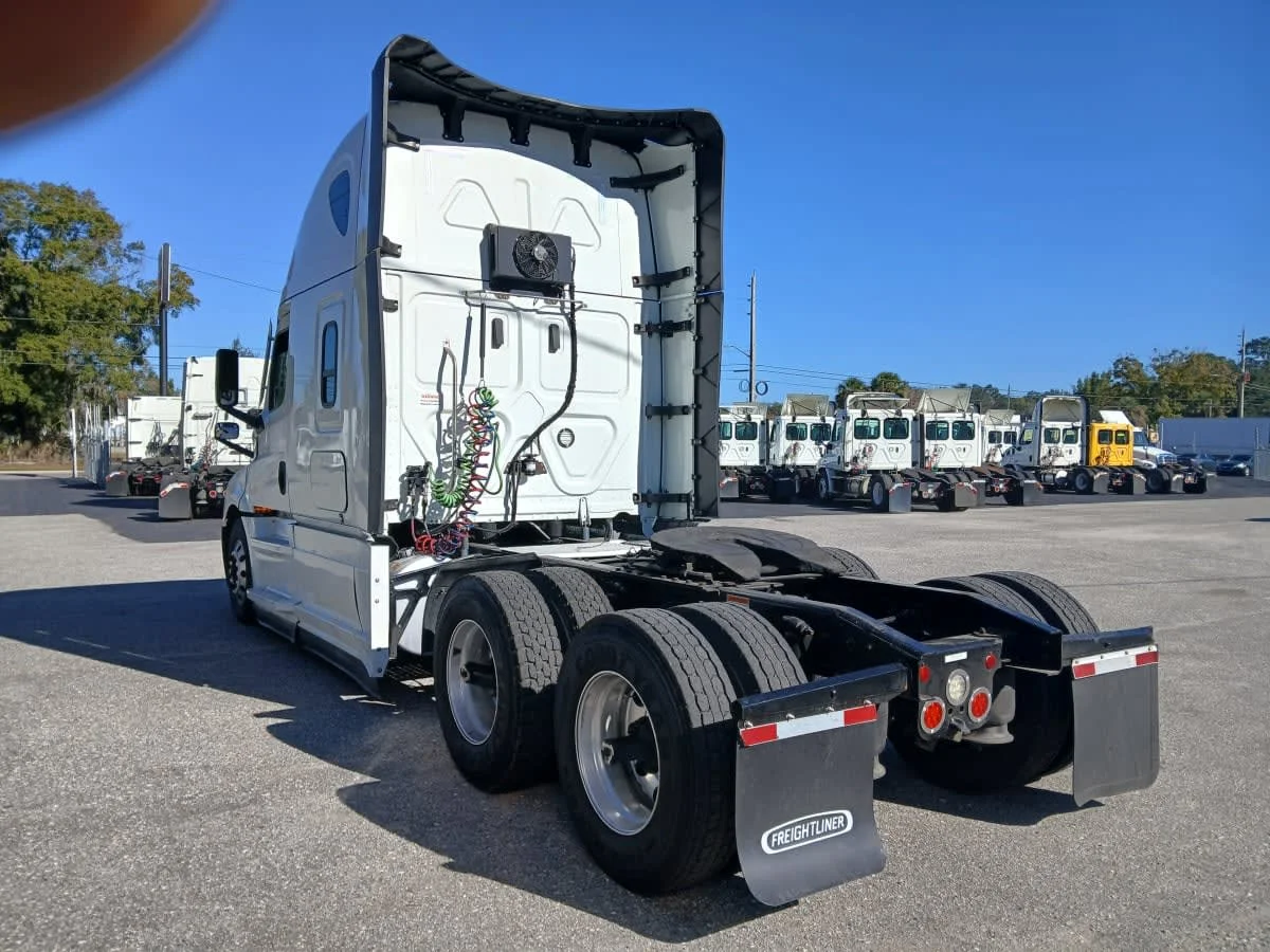 2022 Freightliner Cascadia - image 6
