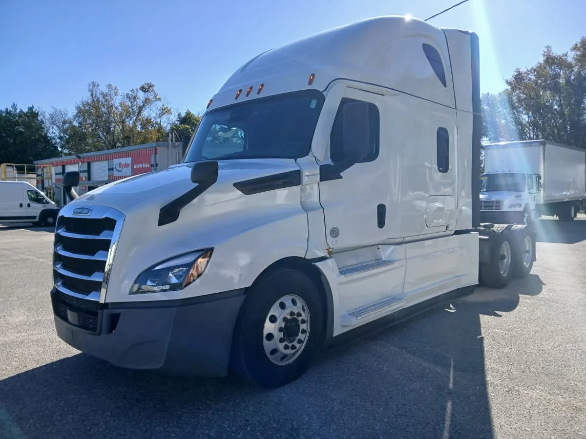 2022 Freightliner Cascadia - image 2