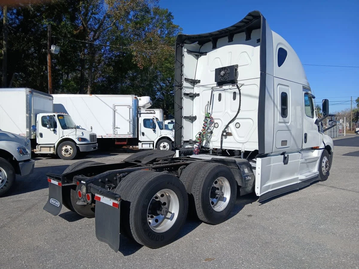 2022 Freightliner Cascadia - image 4