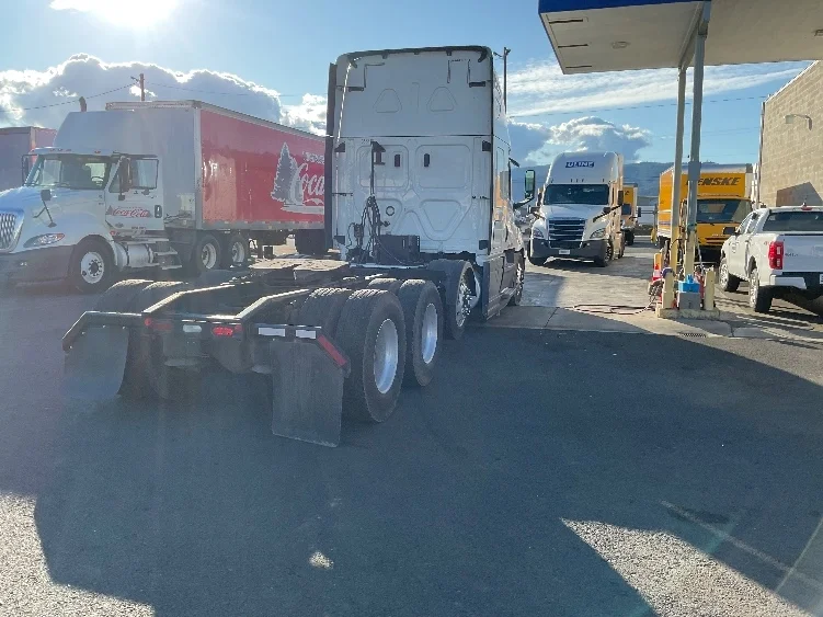 2020 Freightliner Cascadia in Clackamas, OR — photo 7