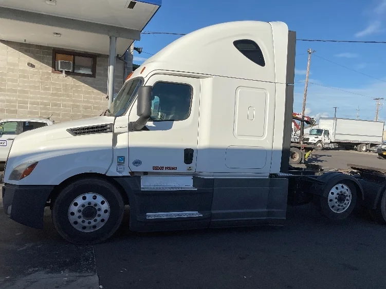 2020 Freightliner Cascadia in Clackamas, OR — photo 4