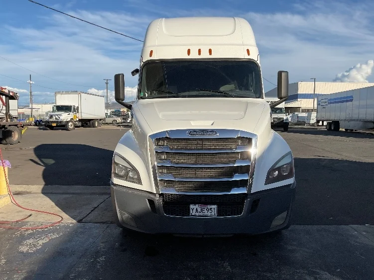 2020 Freightliner Cascadia in Clackamas, OR — photo 2