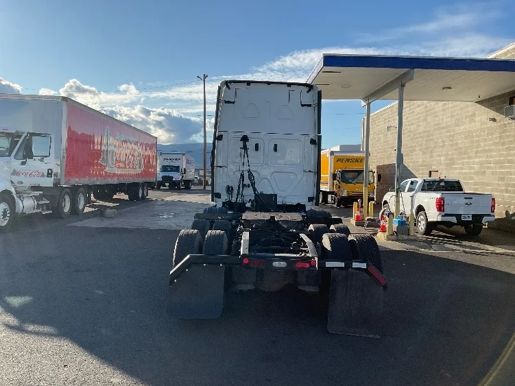 2020 Freightliner Cascadia in Clackamas, OR — photo 6