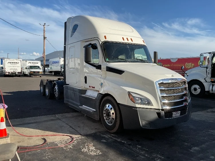 2020 Freightliner Cascadia in Clackamas, OR