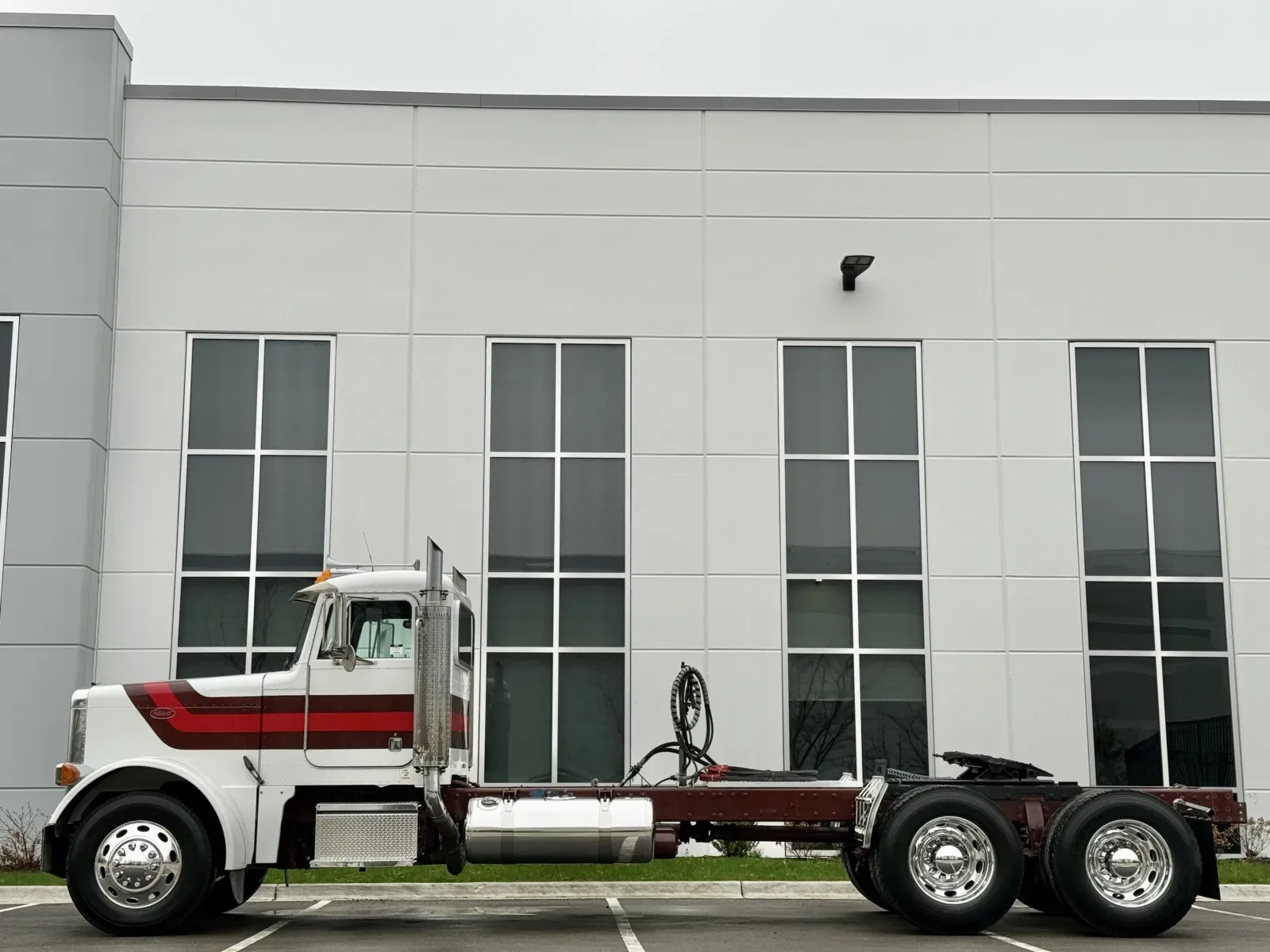 2003 Peterbilt 379 in New Lenox, IL — photo 4