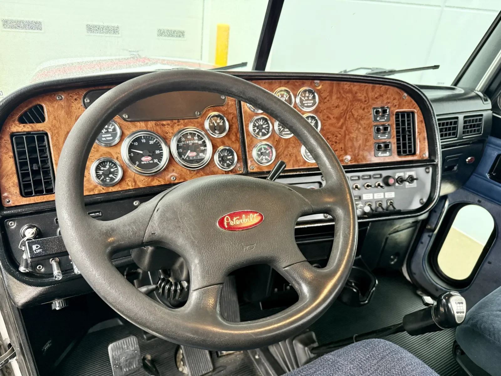 2003 Peterbilt 379 in New Lenox, IL — photo 15