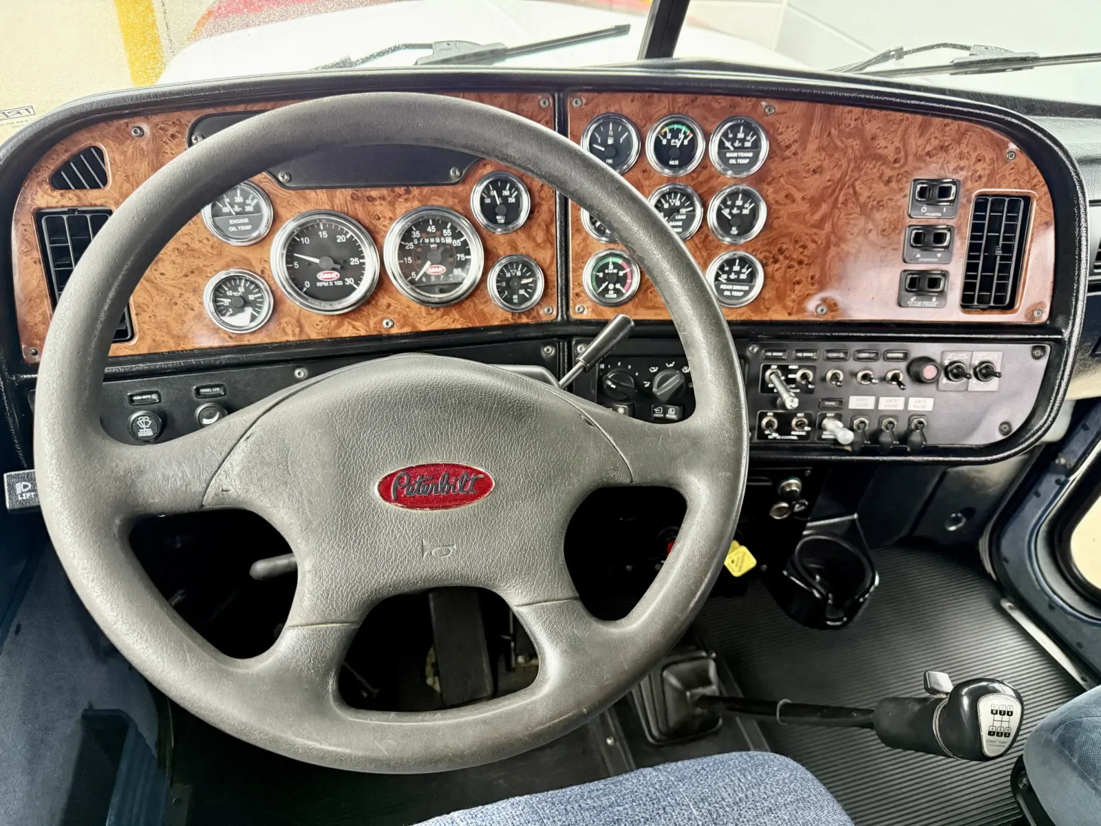 2003 Peterbilt 379 in New Lenox, IL — photo 16