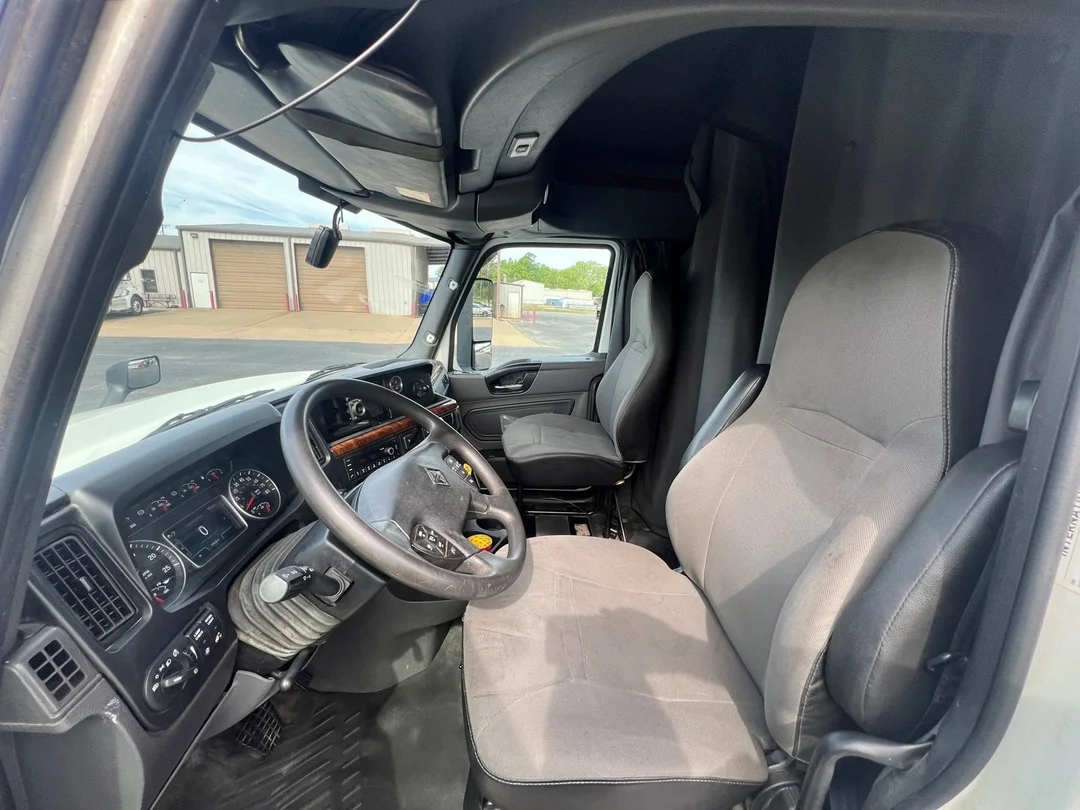 2022 International LT - image 14