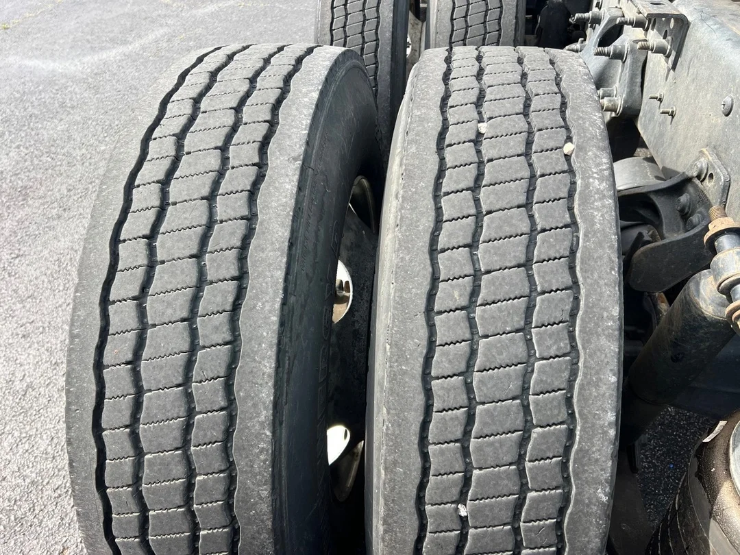 2022 International LT - image 9