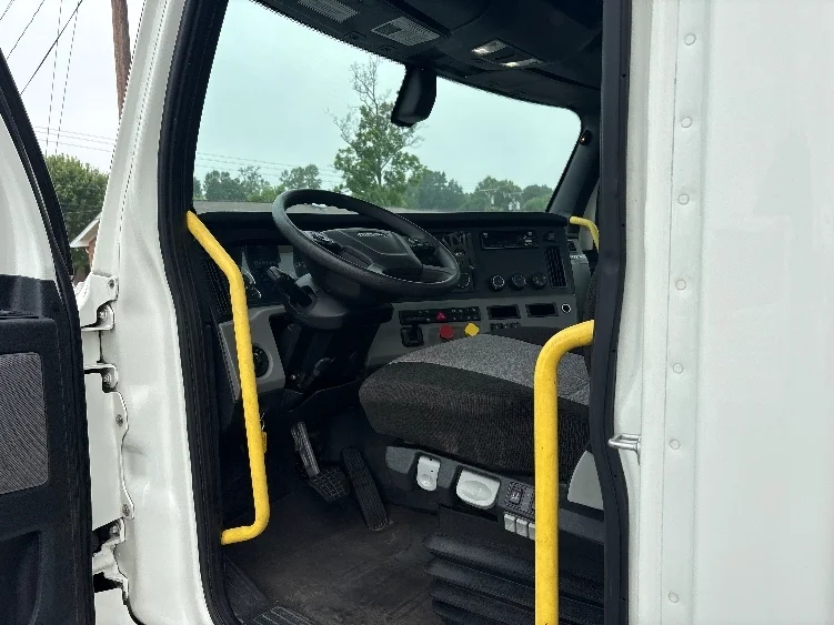 2020 Freightliner Cascadia in Mebane, NC — photo 9
