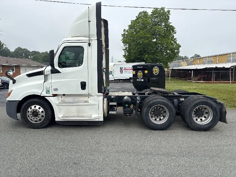 2020 Freightliner Cascadia in Mebane, NC — photo 4