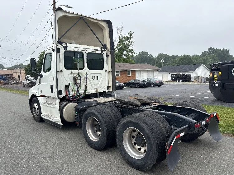 2020 Freightliner Cascadia in Mebane, NC — photo 5