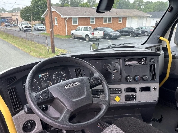 2020 Freightliner Cascadia in Mebane, NC — photo 10