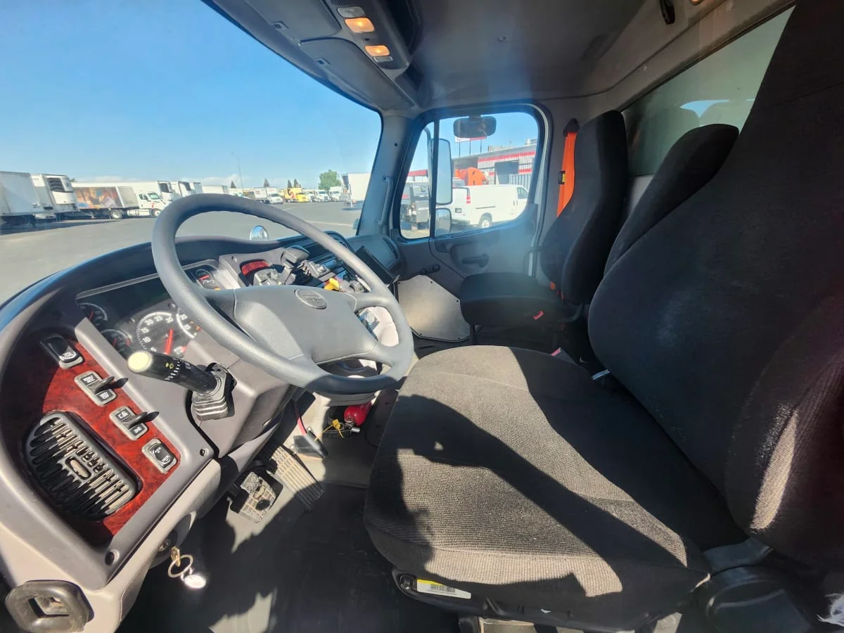 2016 Freightliner M2 106 in Fresno, CA — photo 8