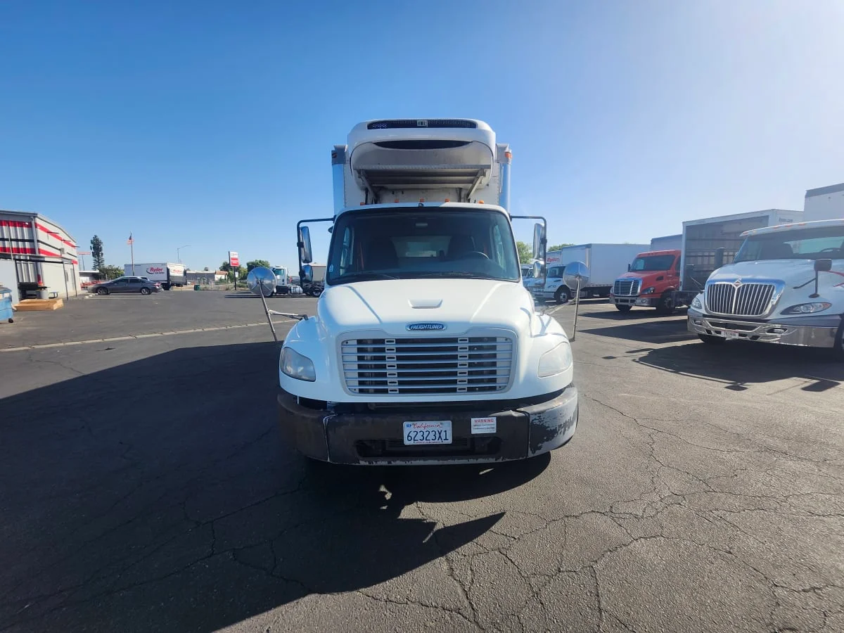 2016 Freightliner M2 106 in Fresno, CA — photo 2
