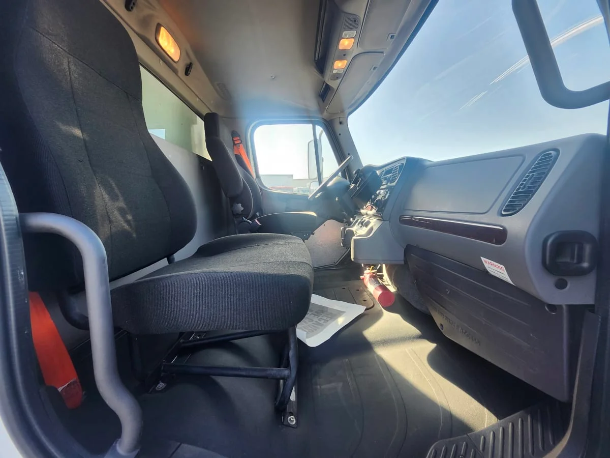 2016 Freightliner M2 106 in Fresno, CA — photo 13