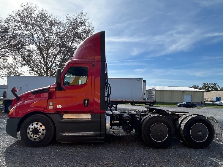 2019 Freightliner Cascadia - image 4