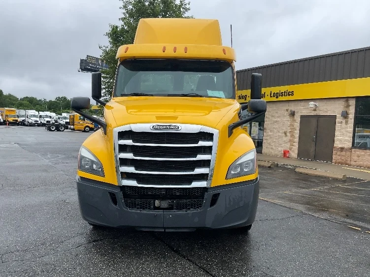 2019 Freightliner Cascadia in Chicopee, MA — photo 2