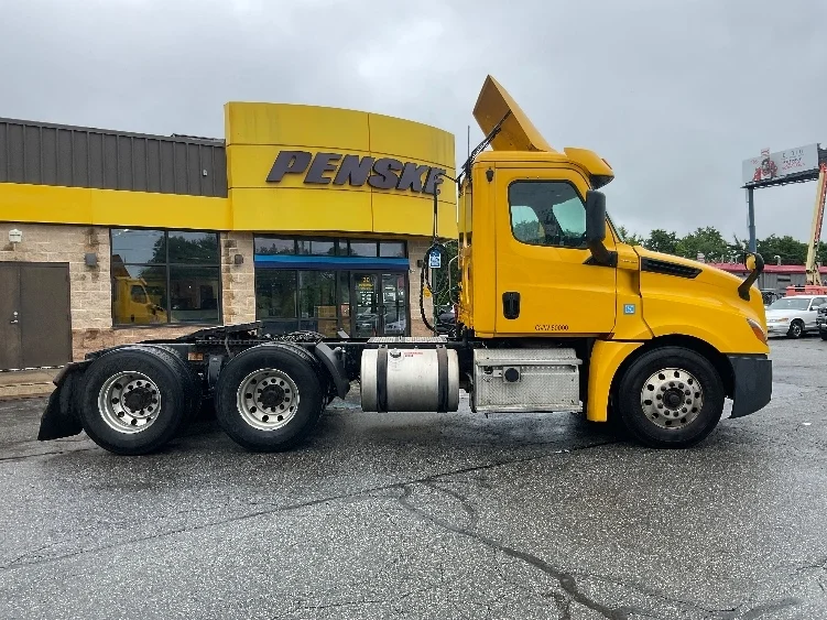 2019 Freightliner Cascadia in Chicopee, MA — photo 8