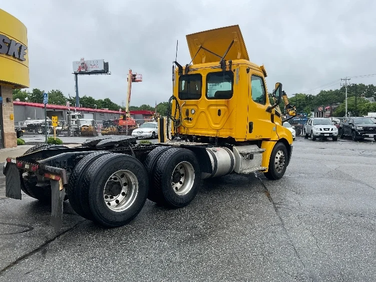 2019 Freightliner Cascadia in Chicopee, MA — photo 7