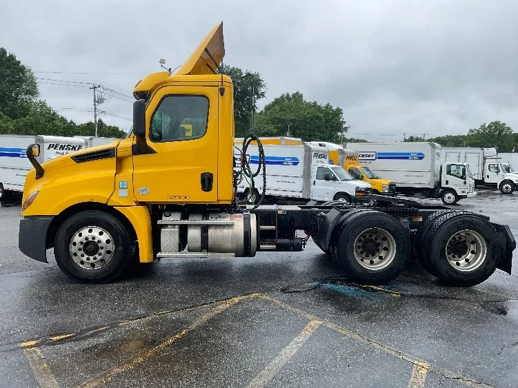 2019 Freightliner Cascadia in Chicopee, MA — photo 4