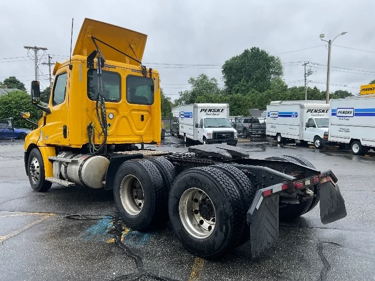 2019 Freightliner Cascadia in Chicopee, MA — photo 5