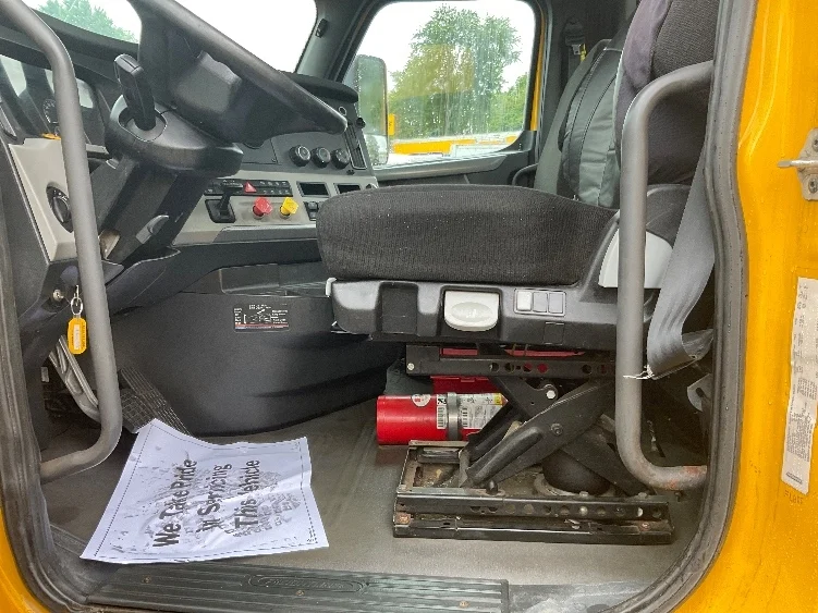 2019 Freightliner Cascadia in Chicopee, MA — photo 9