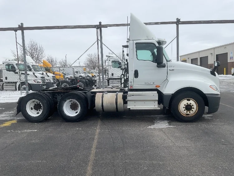 2018 International LT - image 8