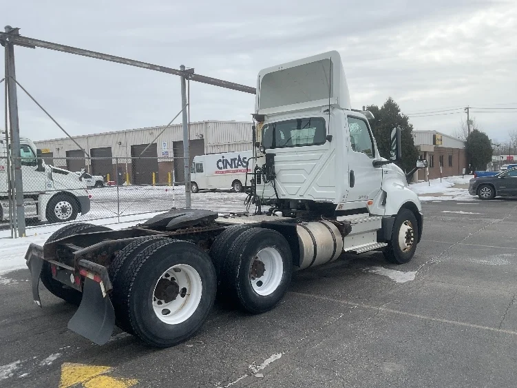2018 International LT - image 7