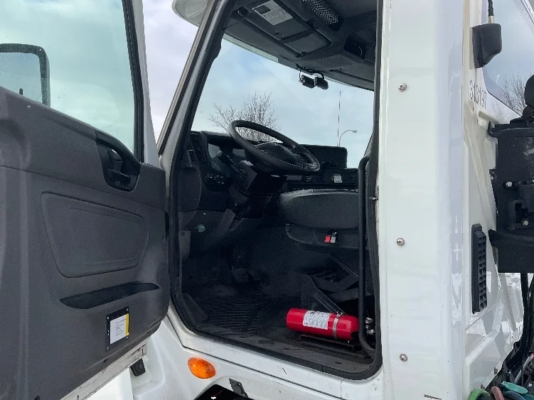 2018 International LT - image 9