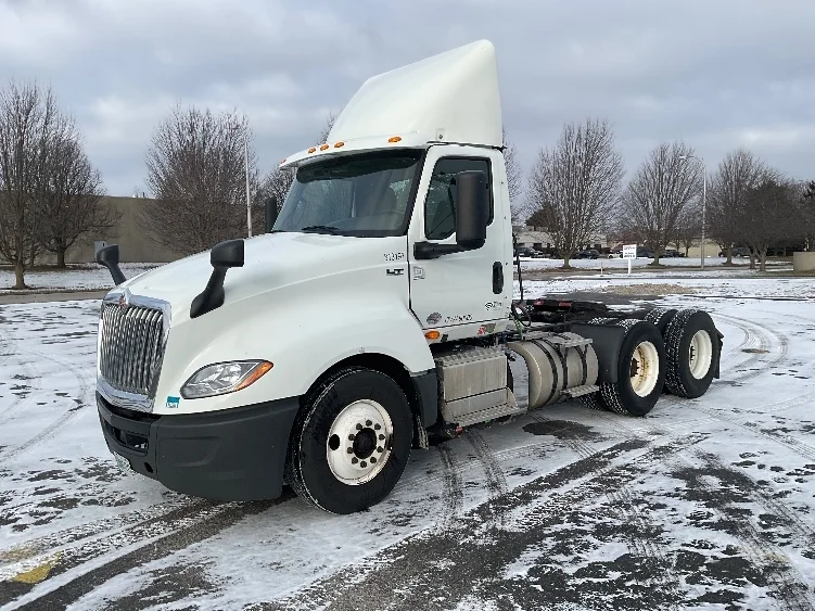 2018 International LT - image 3