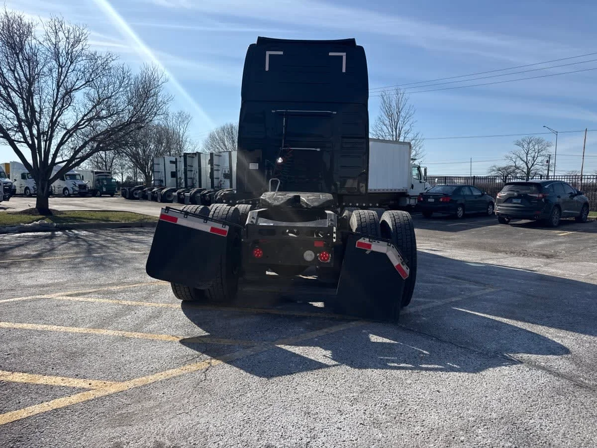 2020 Volvo VNL 860 in Bolingbrook, IL — photo 5