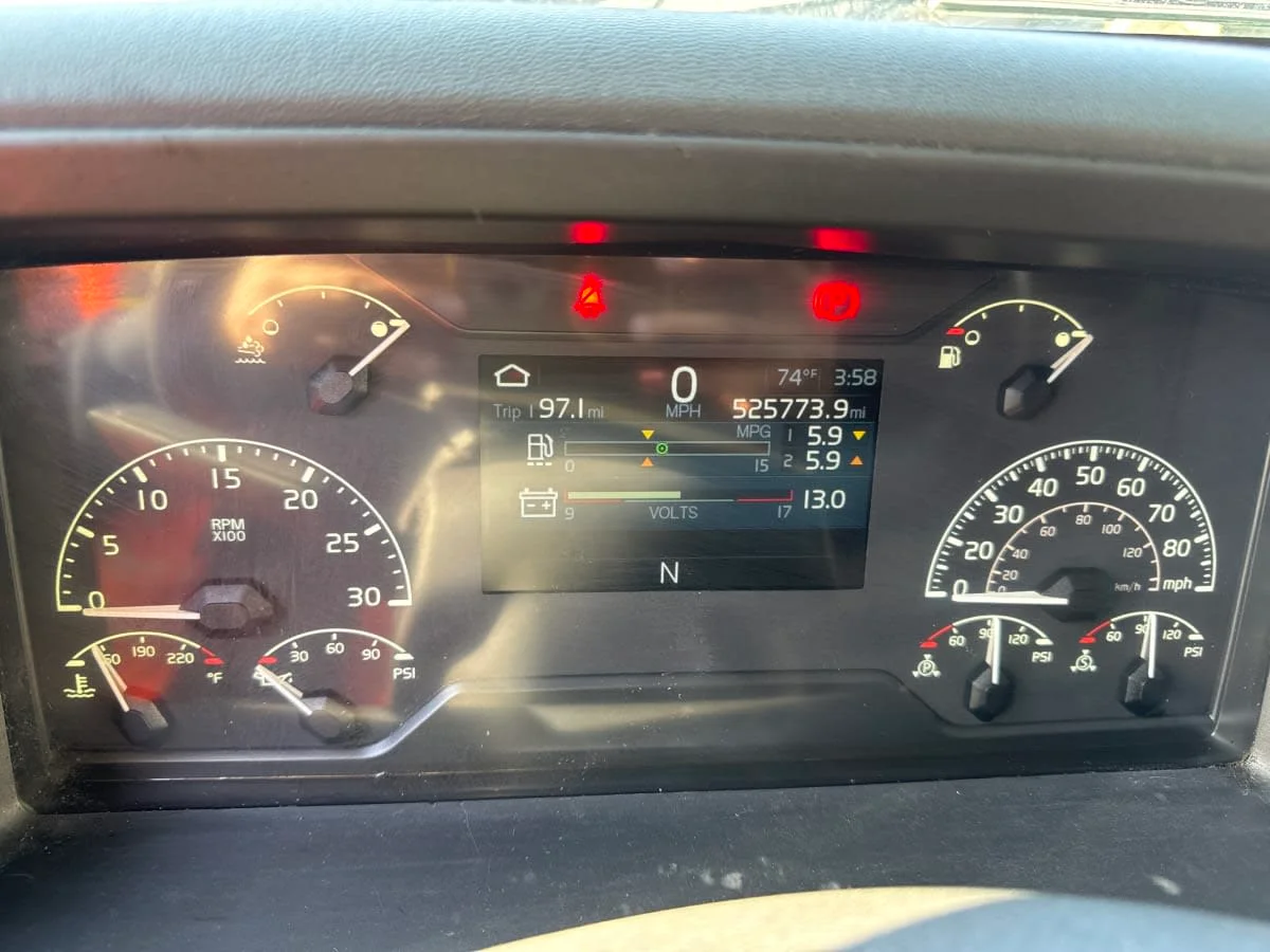 2020 Volvo VNL 860 in Bolingbrook, IL — photo 10