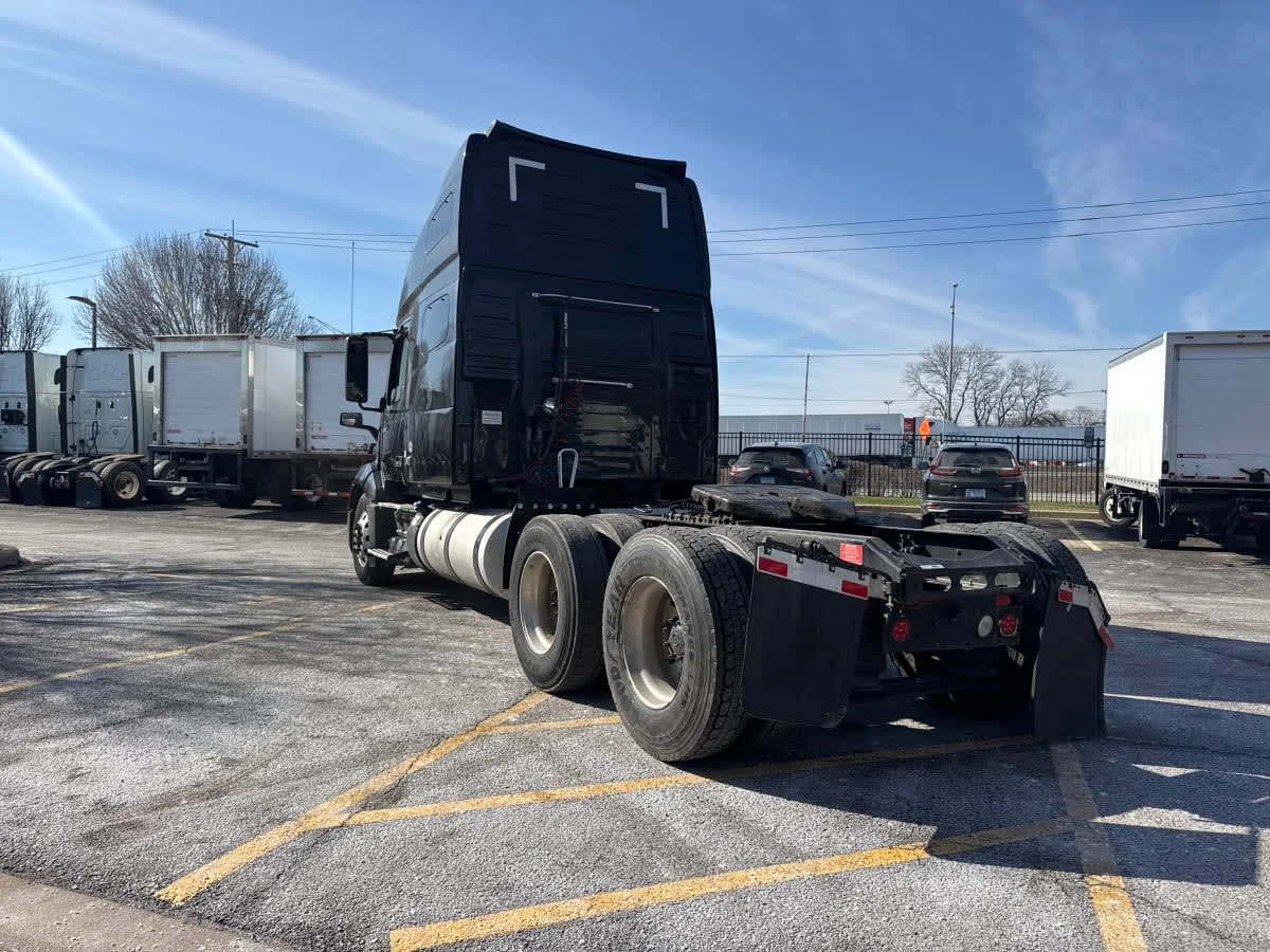 2020 Volvo VNL 860 in Bolingbrook, IL — photo 6