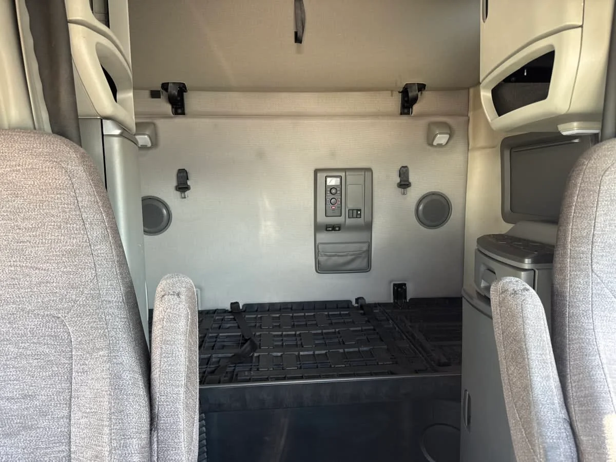 2020 Volvo VNL 860 in Bolingbrook, IL — photo 8