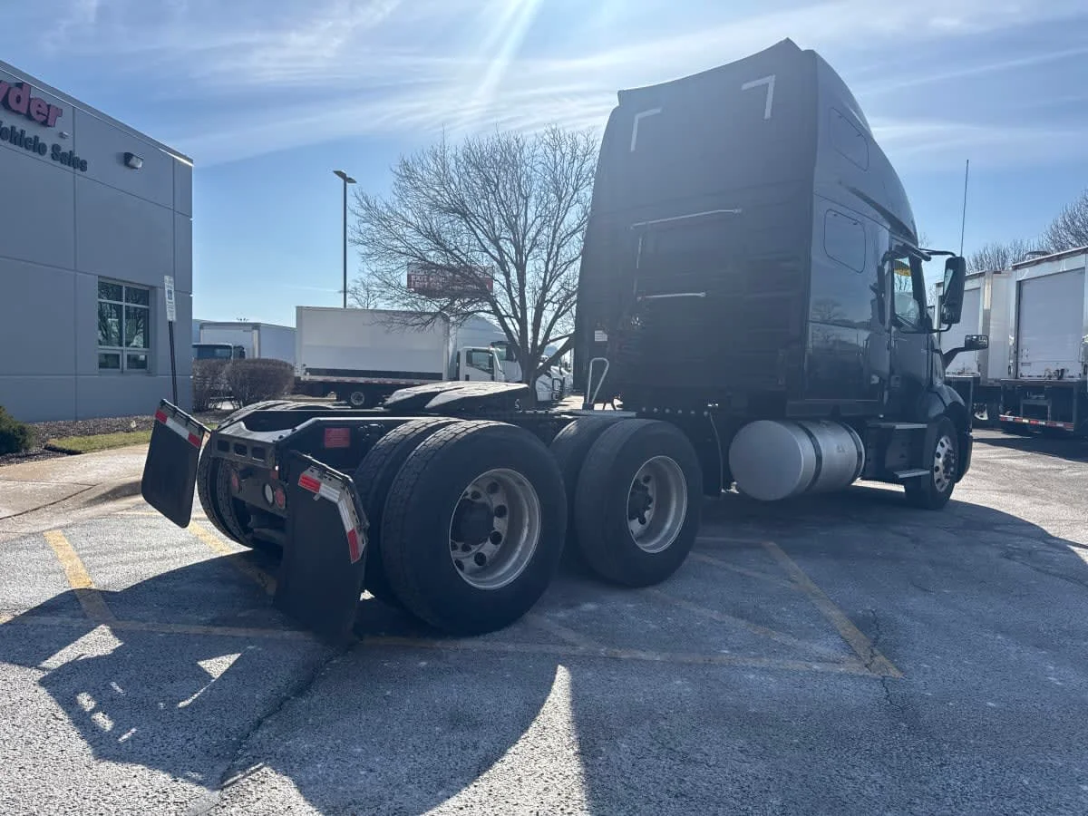 2020 Volvo VNL 860 in Bolingbrook, IL — photo 4