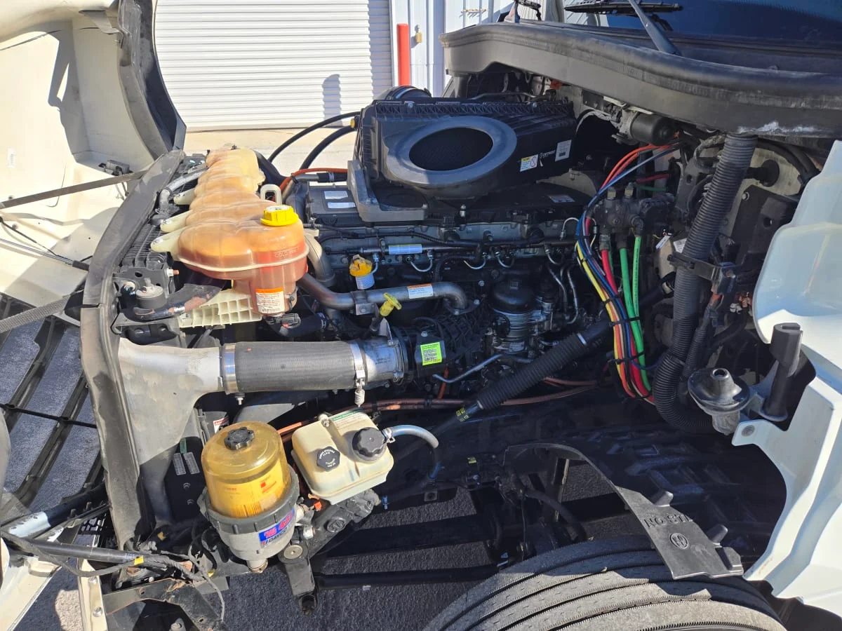 2019 Freightliner Cascadia - image 8